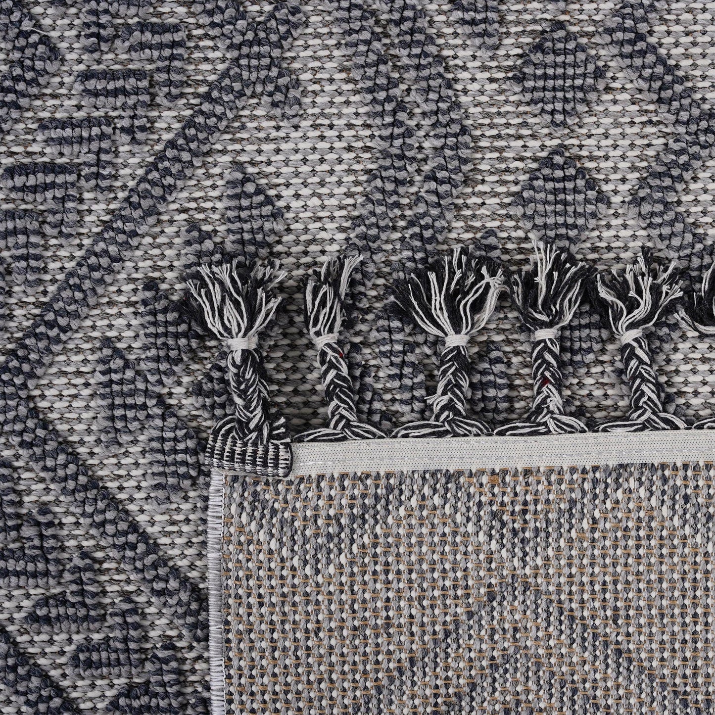 Guros - Trendy Traditional Indoor / Outdoor Rug
