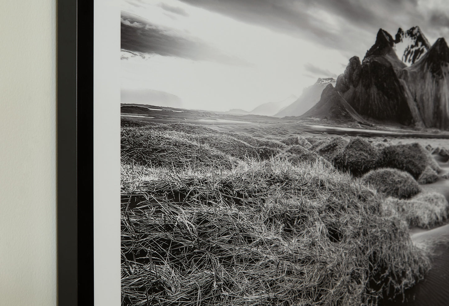 Delstone - Wall Art - Black / White