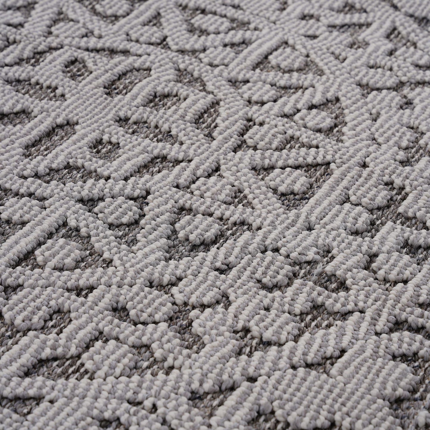 Guros - 4' X 6' Medallion Indoor / Outdoor Area Rug - Gray / White